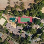 Drake tocmai si-a listat ansamblul „Yolo Estate” cu trei case, care are cea mai mare piscina privata din Los Angeles