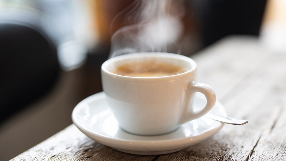 O ceasca de cafea fierbinte racoritoare la o cafenea