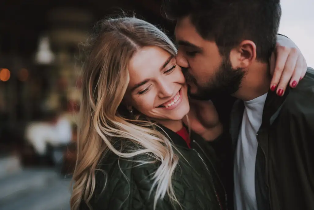 hombre-besando-mujer-1024×683.jpg