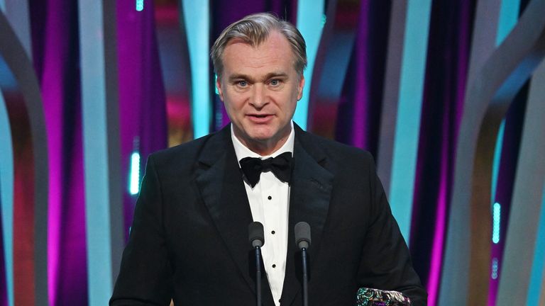 Regizorul Oppenheimer Christopher Nolan isi accepta premiul la BAFTA.  Foto: Kate Green/BAFTA/Getty