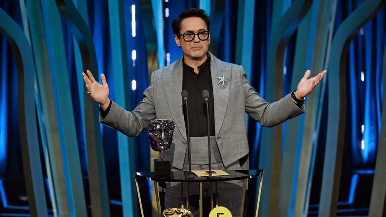 Robert Downey Jr accepta premiul pentru actorul secundar pentru Oppenheimer.  Foto: Kate Green/BAFTA/Getty Images