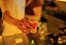 Ce înseamnă simbolul de pe sticla Jägermeister și care este povestea lui