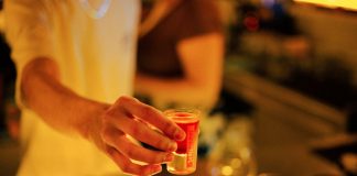 Ce înseamnă simbolul de pe sticla Jägermeister și care este povestea lui